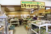 【三春の里かご市】　地元の農家さんが栽培した新鮮な野菜や、三春町の民芸品などを販売しています。