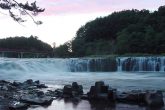 【乙字ヶ滝】　日本の滝百選のひとつ。那須高原に源を発する阿武隈川唯一の滝で、水が乙字の形をして流れ落ちることからこの名がついた。水かさが増すと100mの川幅いっぱいに落下する様子が小ナイヤガラの滝とも言われている。元禄2年には松尾芭蕉がここを訪れ、「五月雨の滝降りうづむ水かさ哉」と詠んだ。